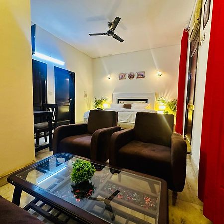Hotel The White Scent-Near Noida Sector 18 Metro Extérieur photo