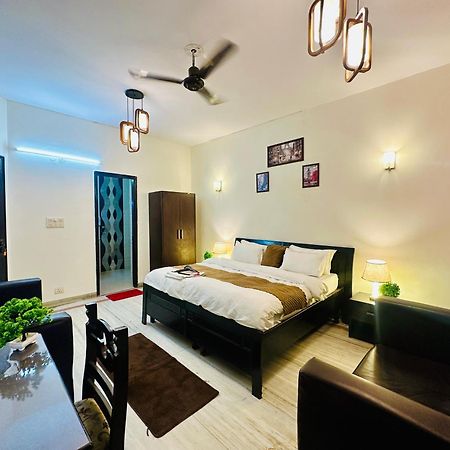 Hotel The White Scent-Near Noida Sector 18 Metro Extérieur photo