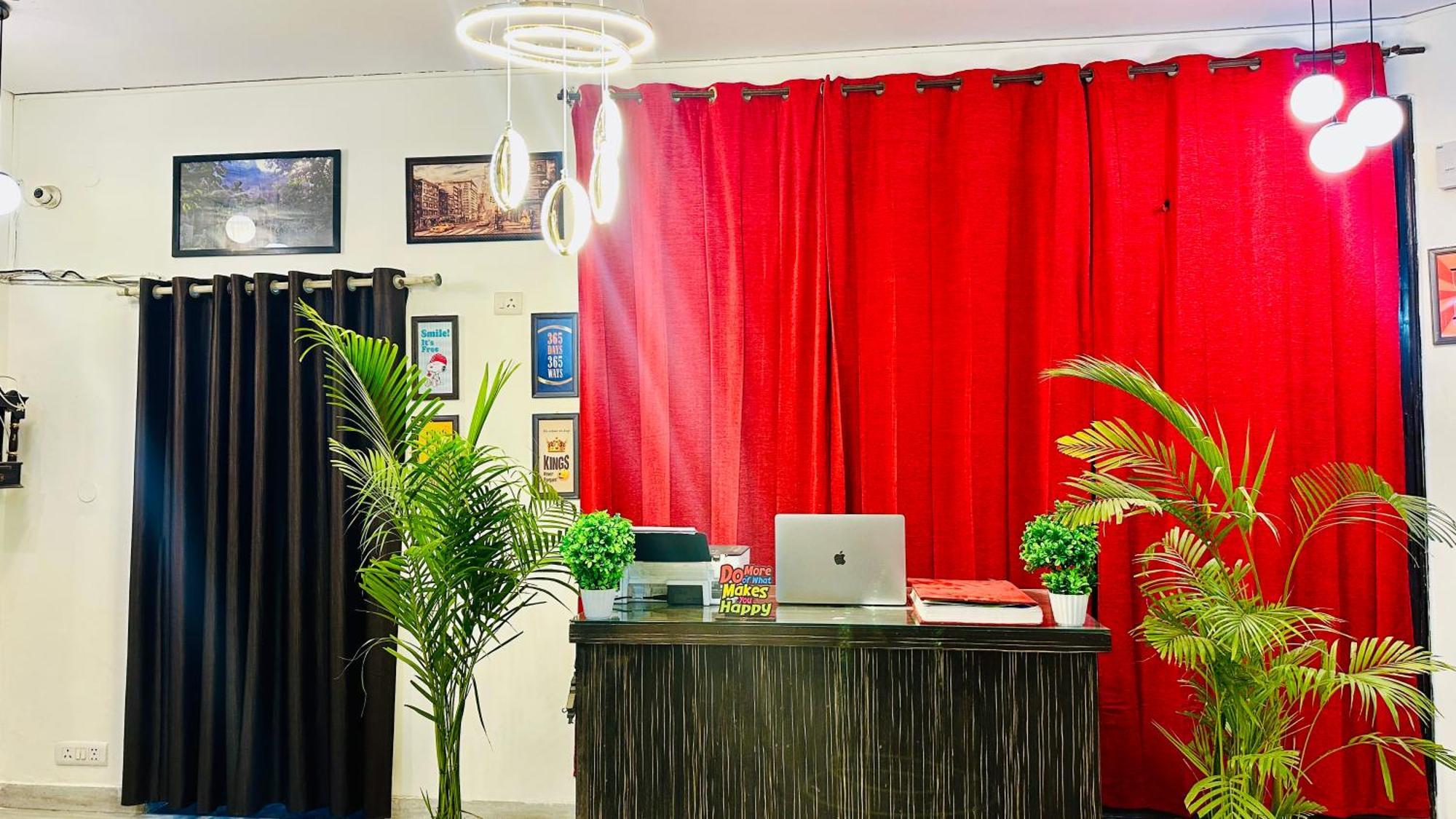 Hotel The White Scent-Near Noida Sector 18 Metro Extérieur photo