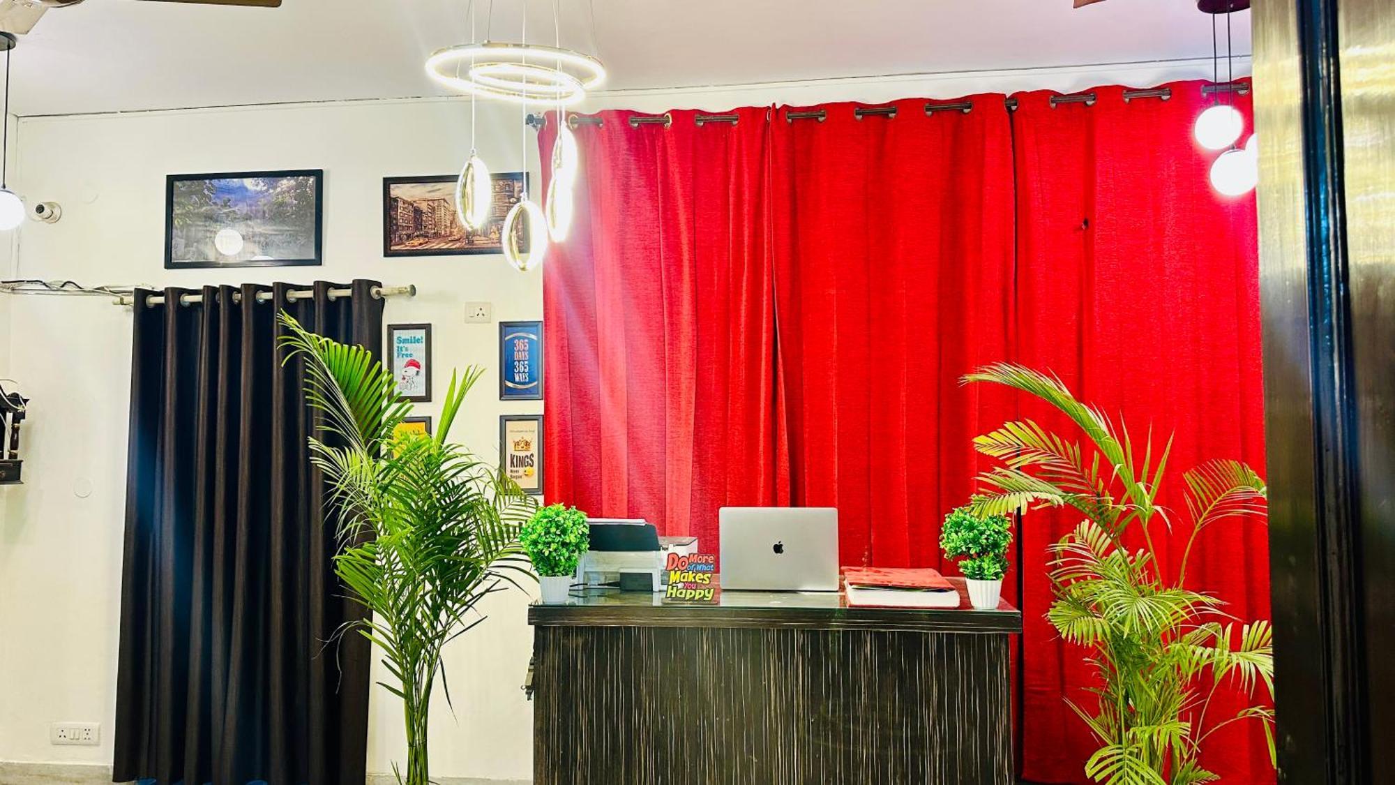 Hotel The White Scent-Near Noida Sector 18 Metro Extérieur photo
