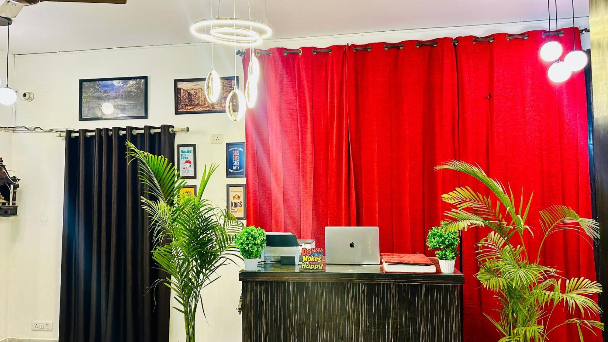 Hotel The White Scent-Near Noida Sector 18 Metro Extérieur photo