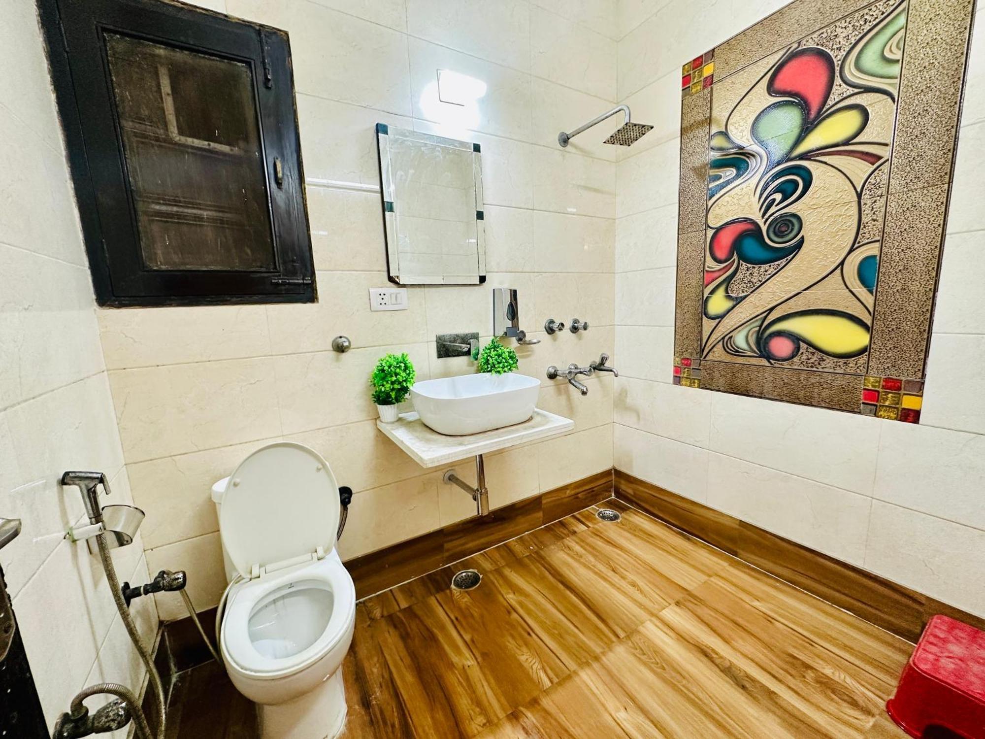 Hotel The White Scent-Near Noida Sector 18 Metro Extérieur photo