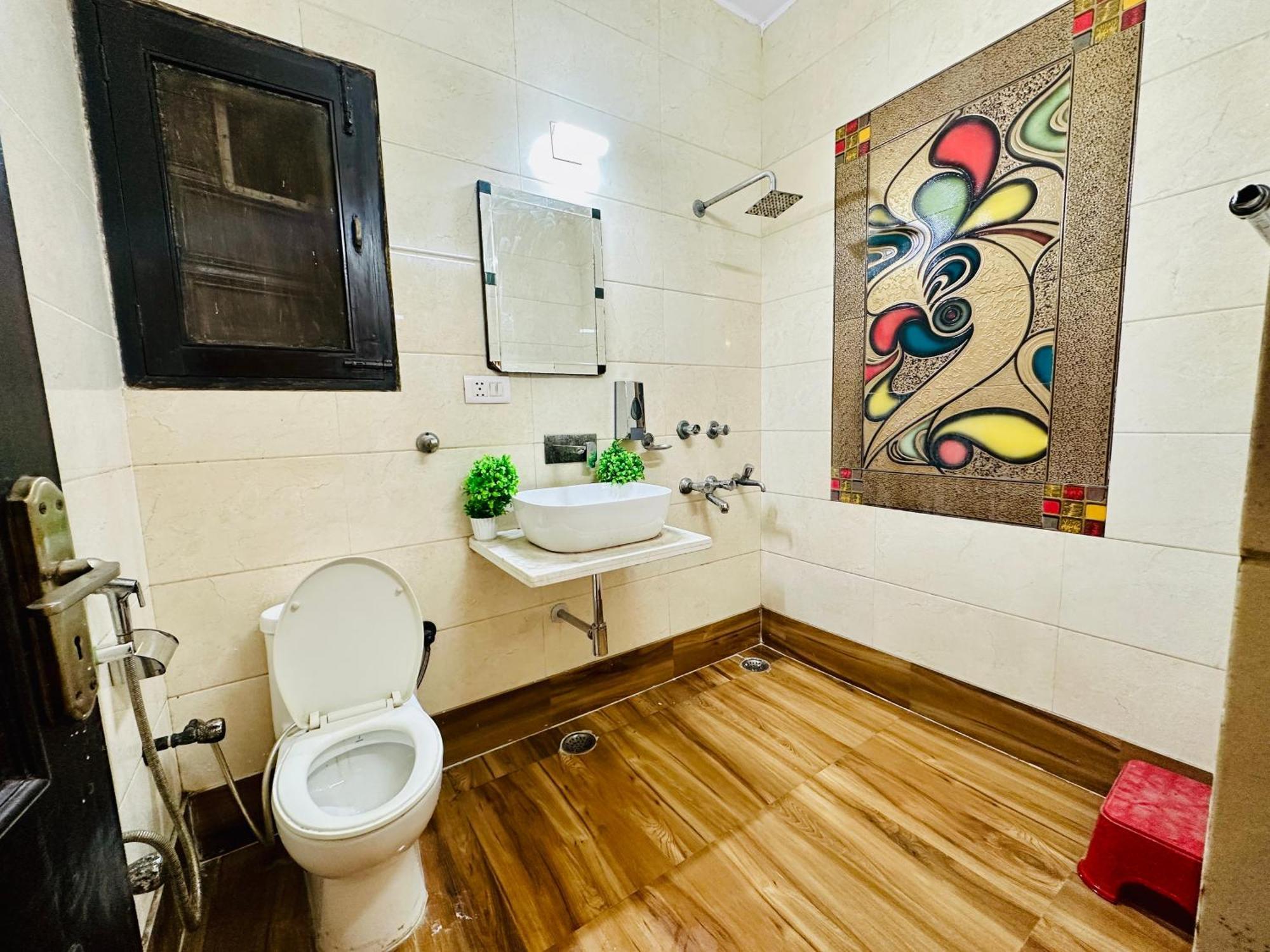 Hotel The White Scent-Near Noida Sector 18 Metro Extérieur photo