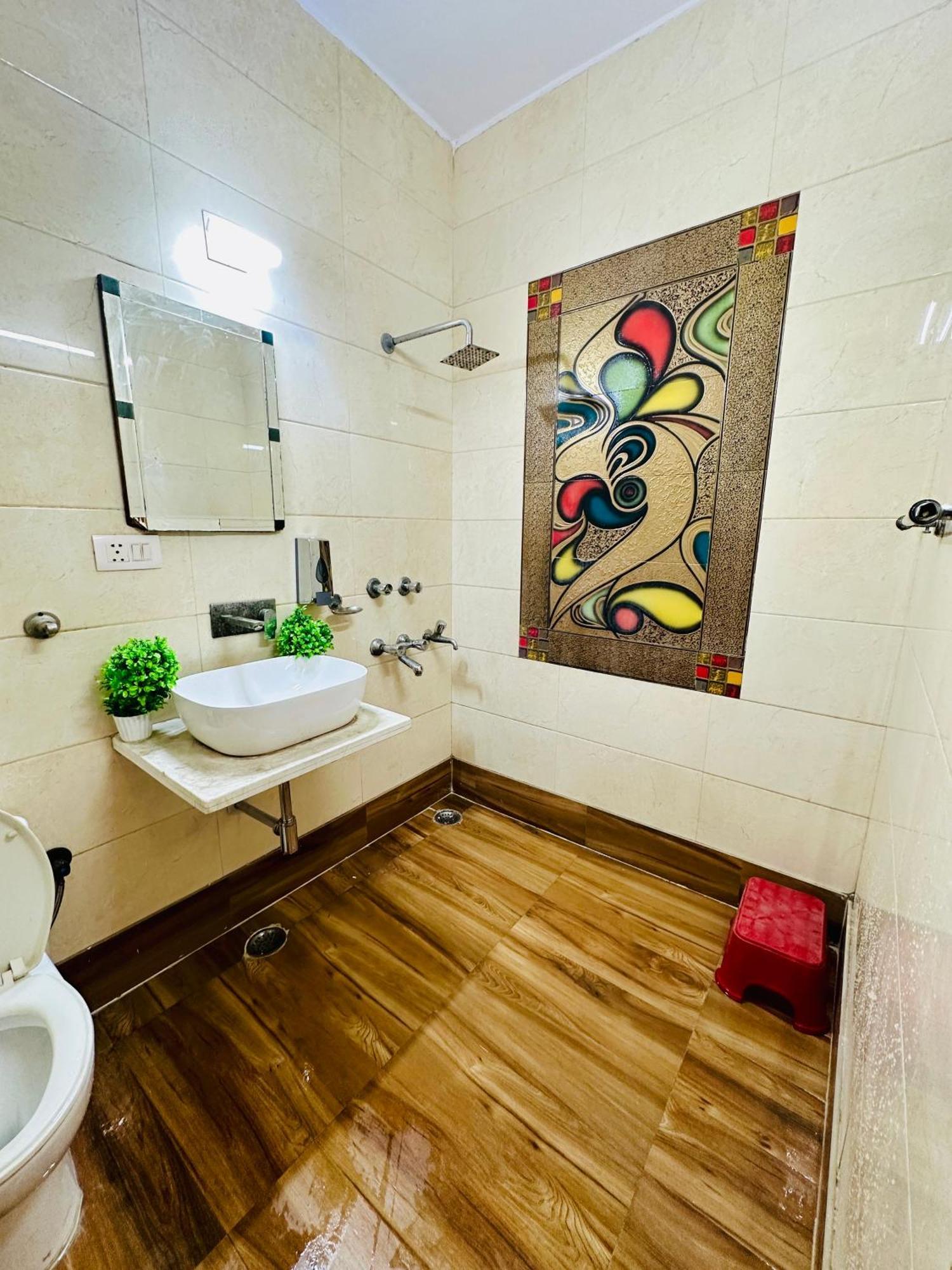 Hotel The White Scent-Near Noida Sector 18 Metro Extérieur photo