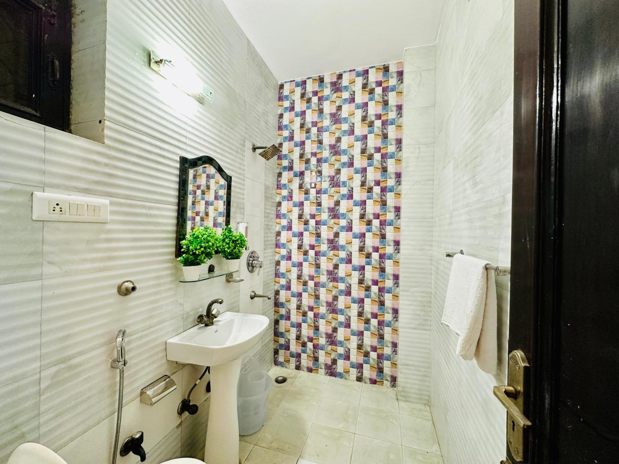 Hotel The White Scent-Near Noida Sector 18 Metro Extérieur photo