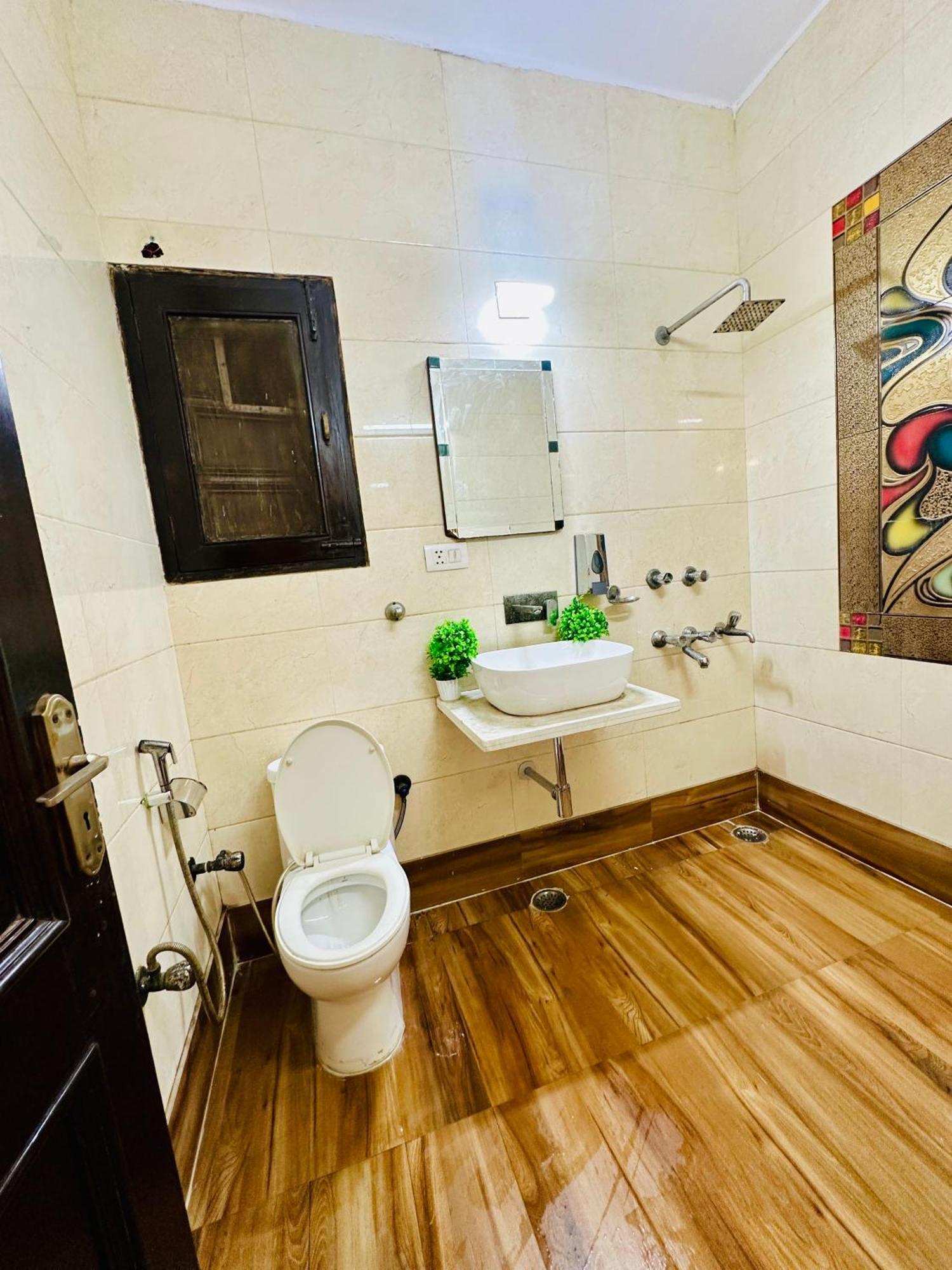 Hotel The White Scent-Near Noida Sector 18 Metro Extérieur photo