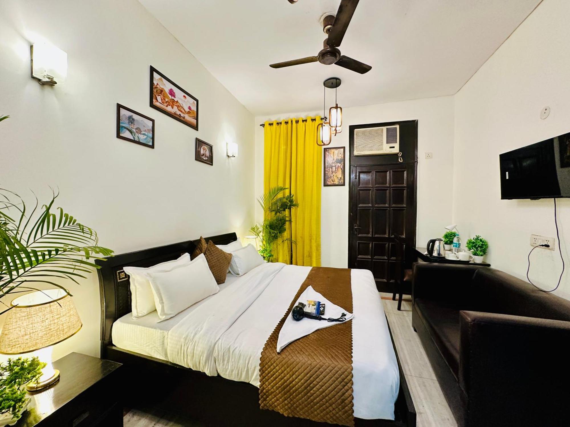 Hotel The White Scent-Near Noida Sector 18 Metro Extérieur photo