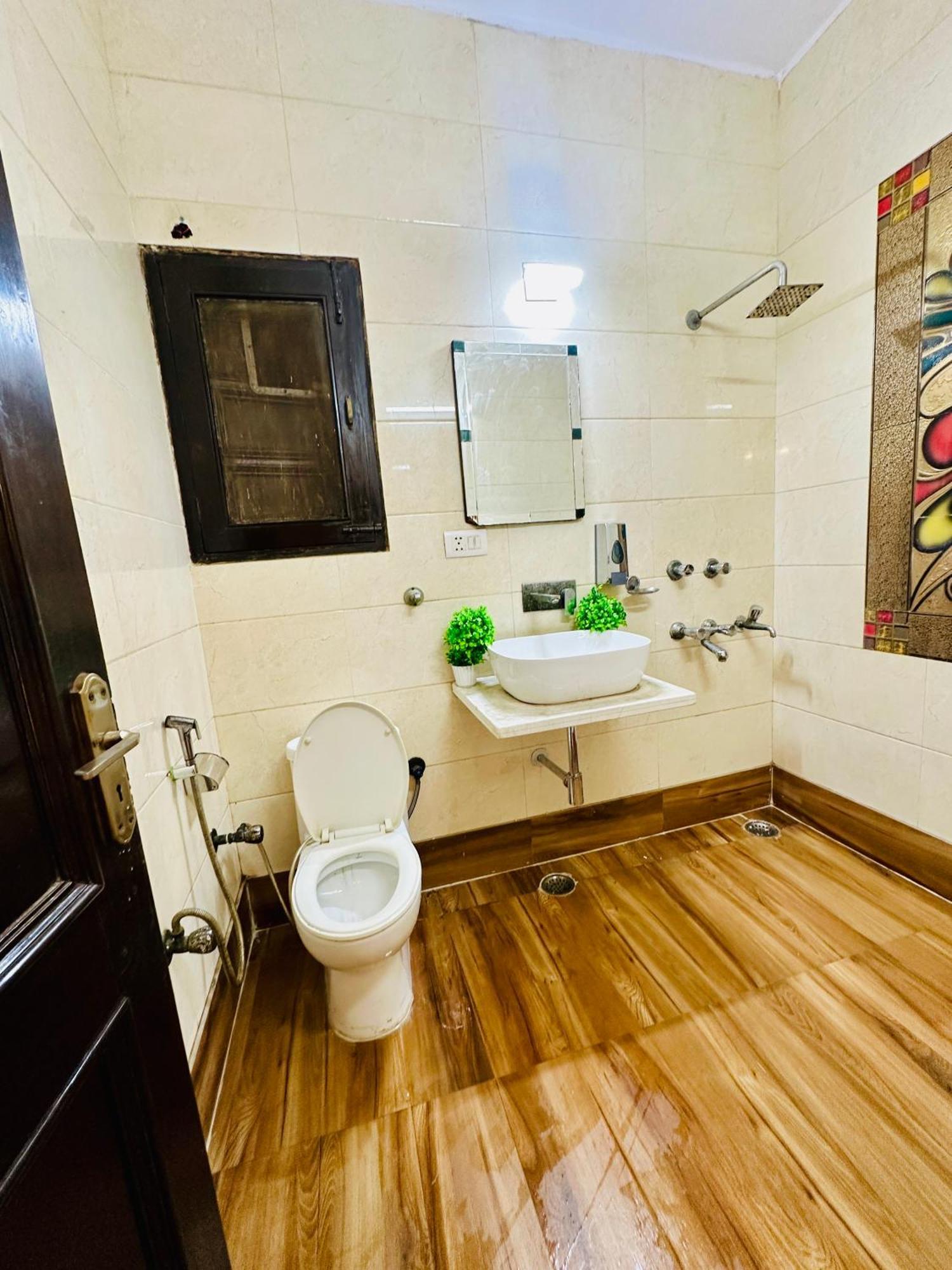 Hotel The White Scent-Near Noida Sector 18 Metro Extérieur photo