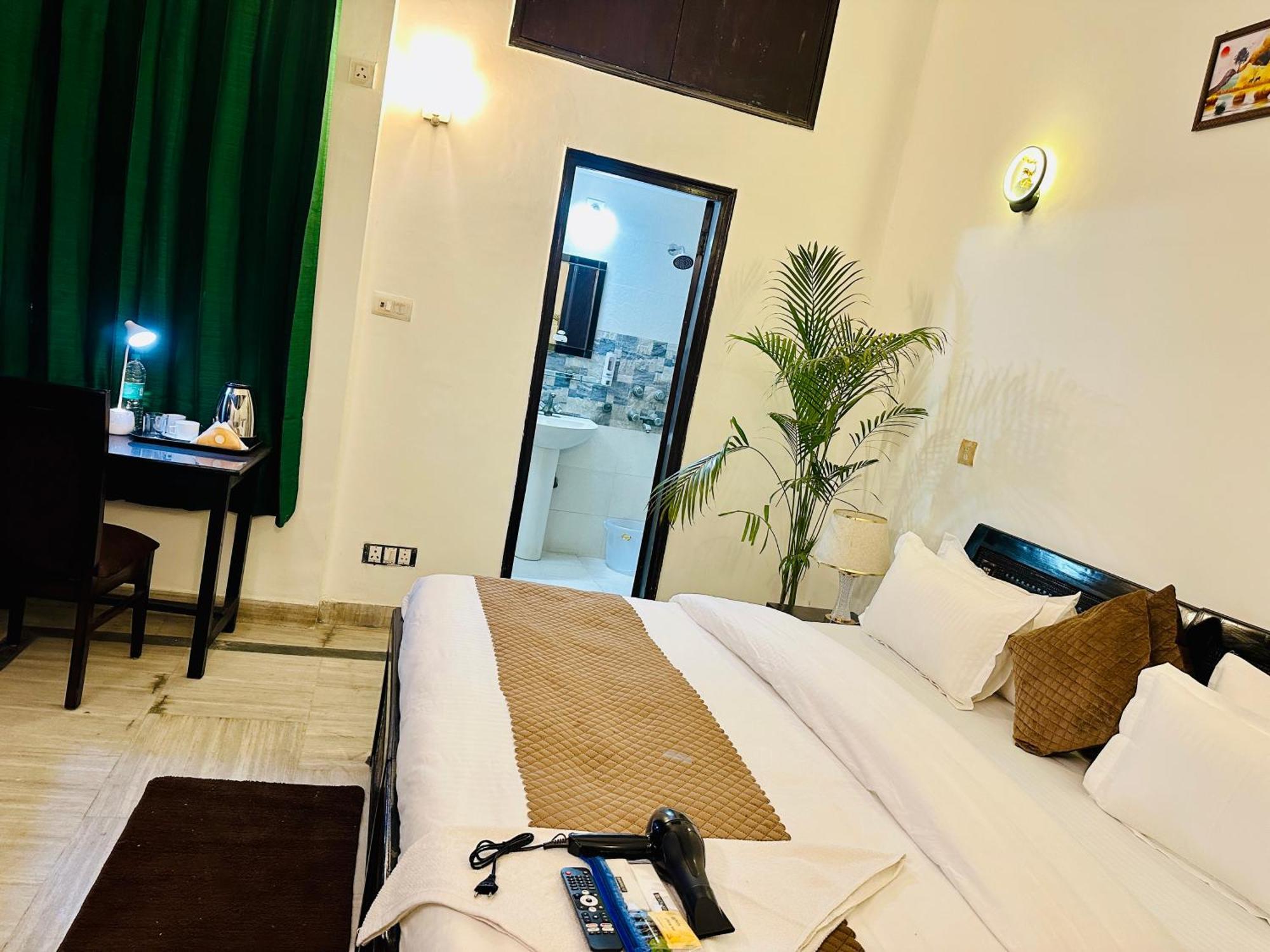 Hotel The White Scent-Near Noida Sector 18 Metro Extérieur photo