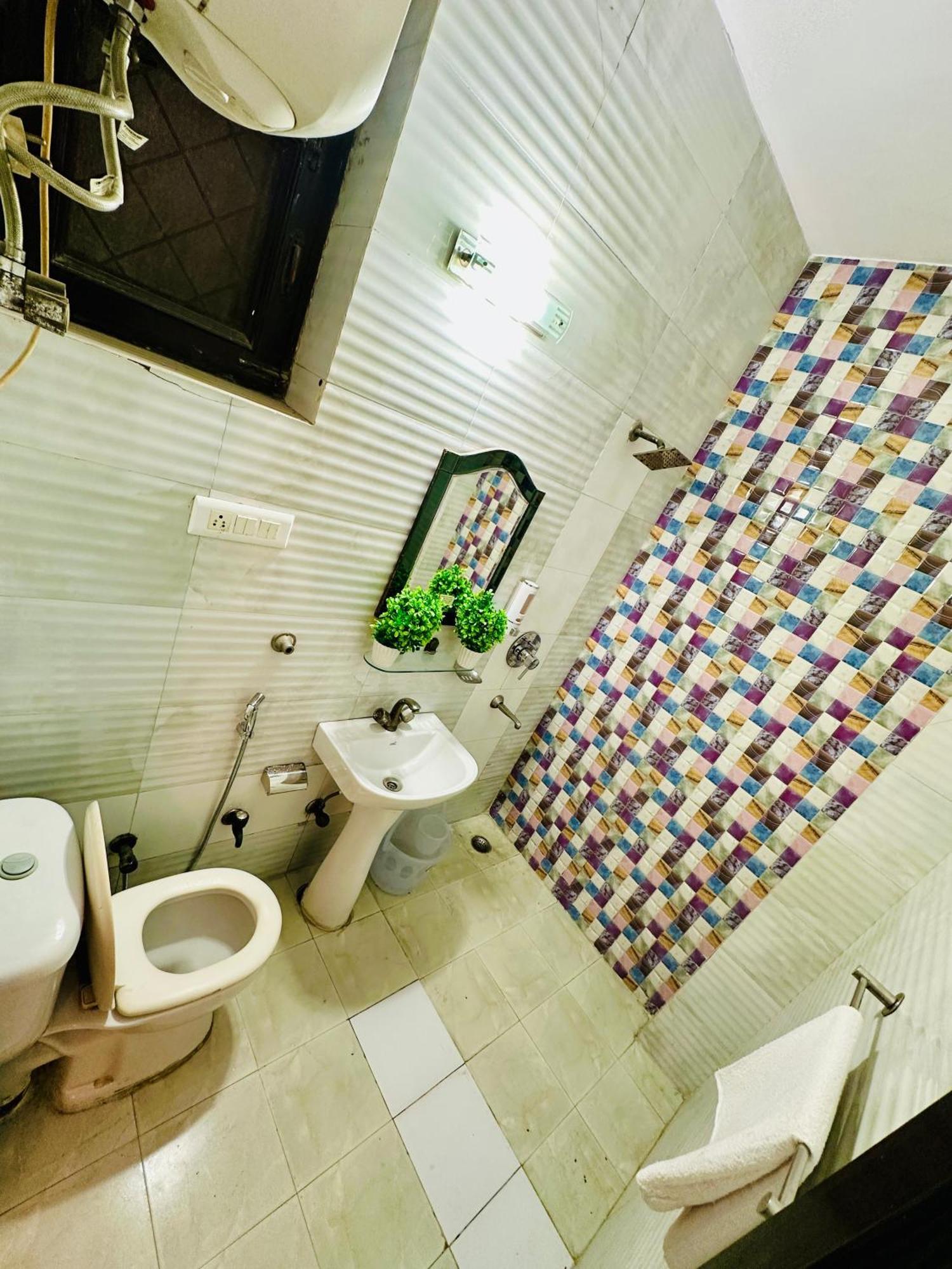 Hotel The White Scent-Near Noida Sector 18 Metro Extérieur photo