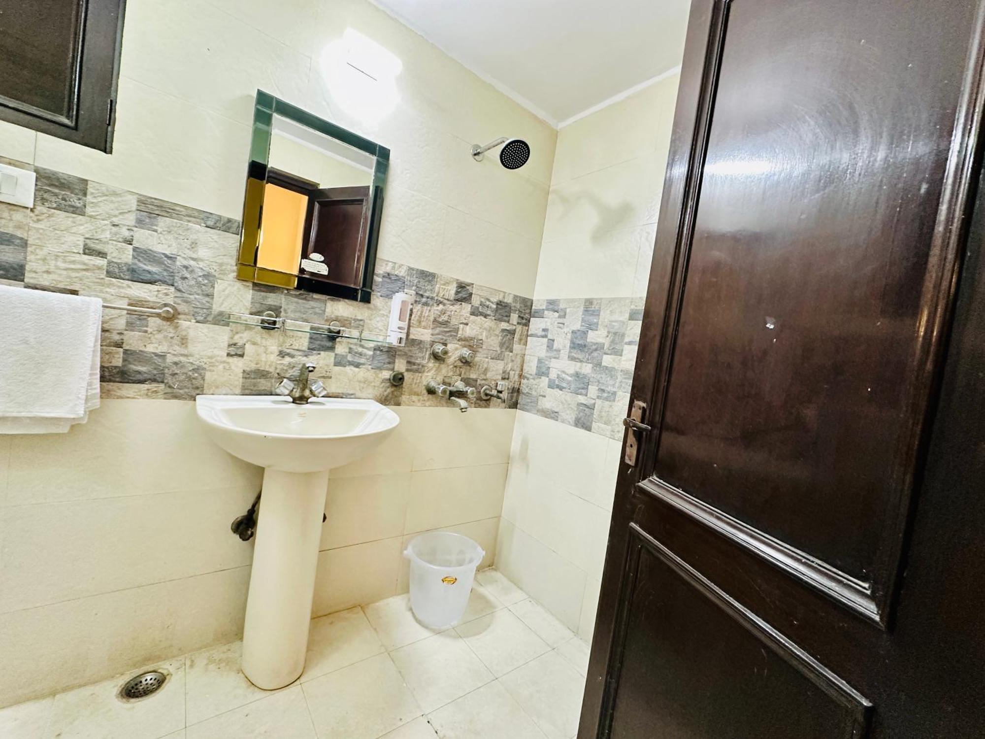 Hotel The White Scent-Near Noida Sector 18 Metro Extérieur photo