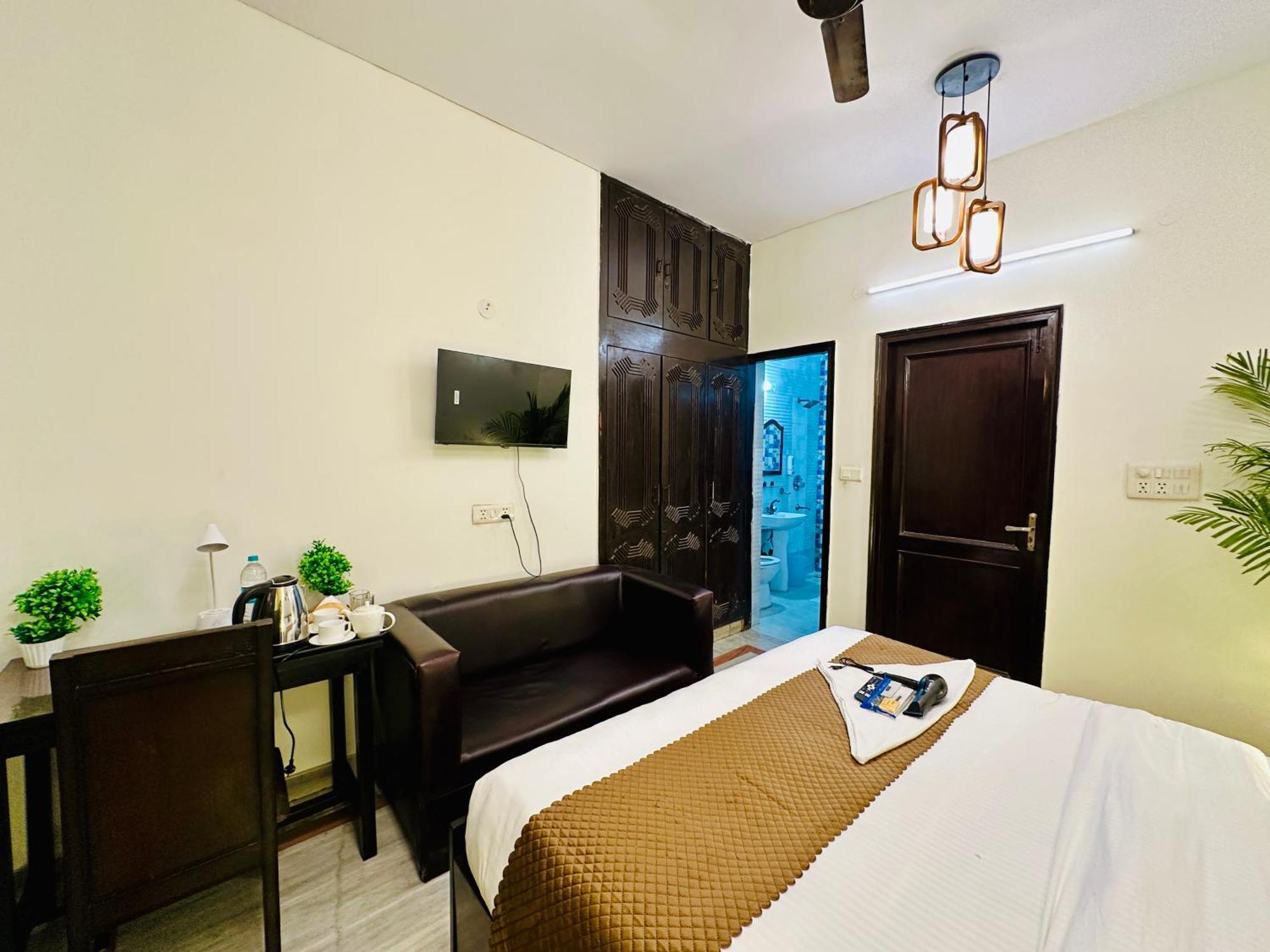 Hotel The White Scent-Near Noida Sector 18 Metro Extérieur photo