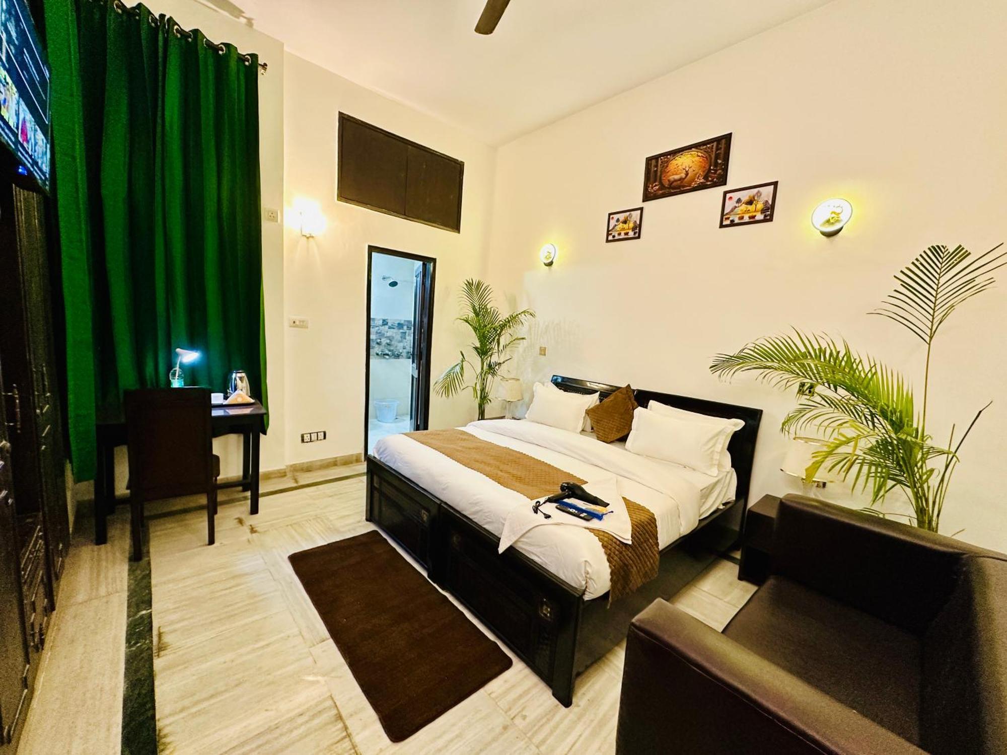 Hotel The White Scent-Near Noida Sector 18 Metro Extérieur photo