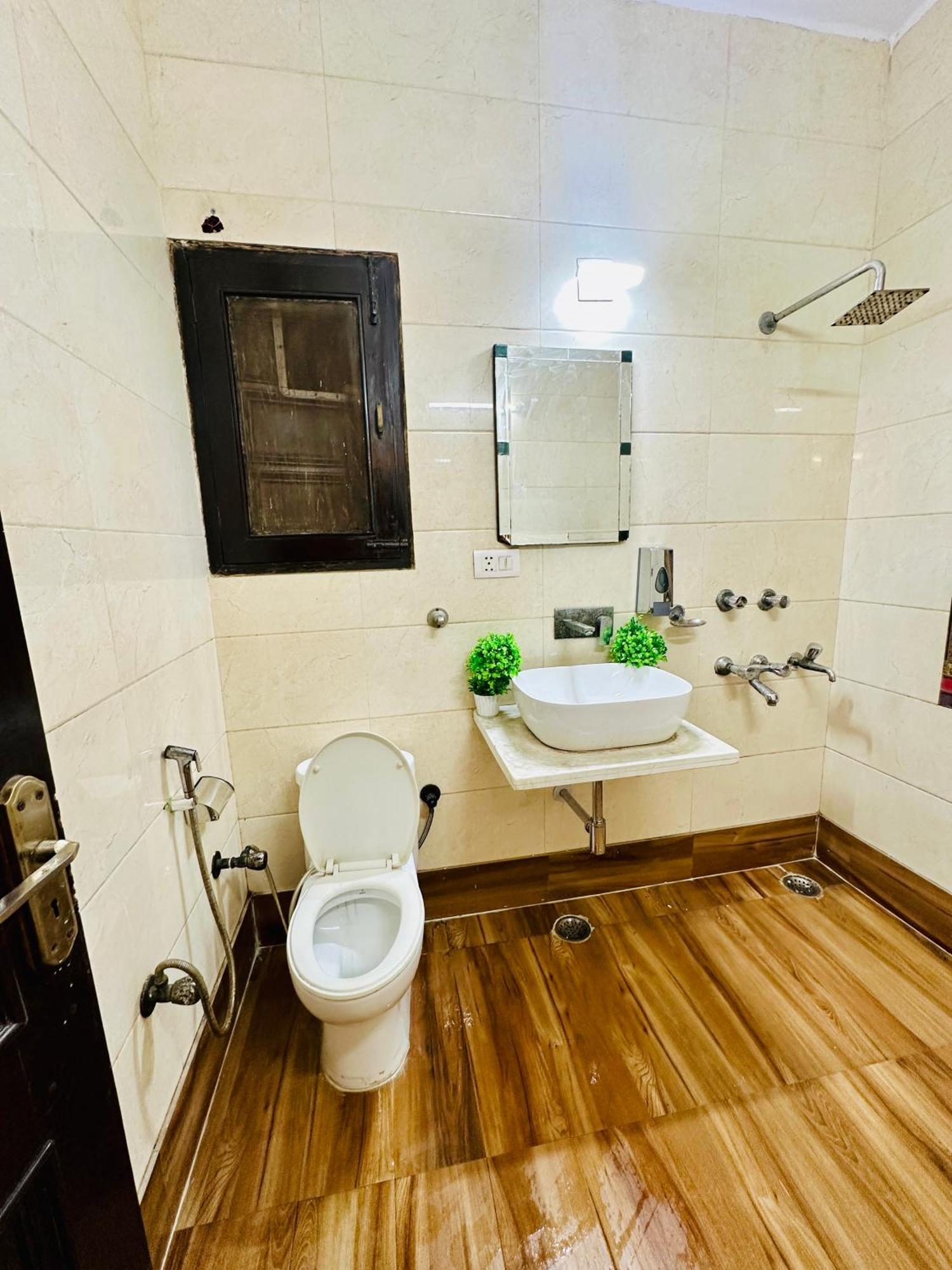 Hotel The White Scent-Near Noida Sector 18 Metro Extérieur photo