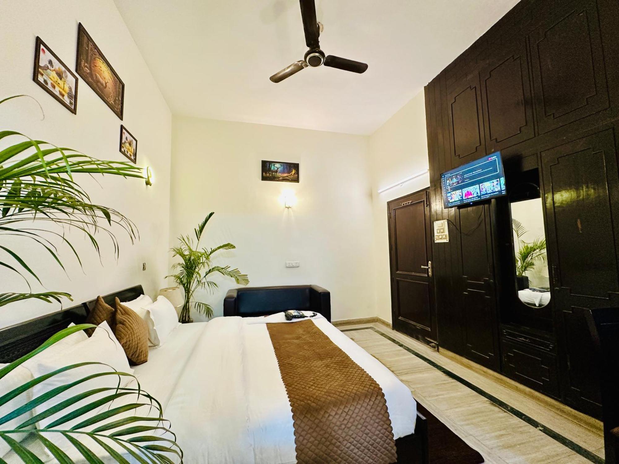 Hotel The White Scent-Near Noida Sector 18 Metro Extérieur photo
