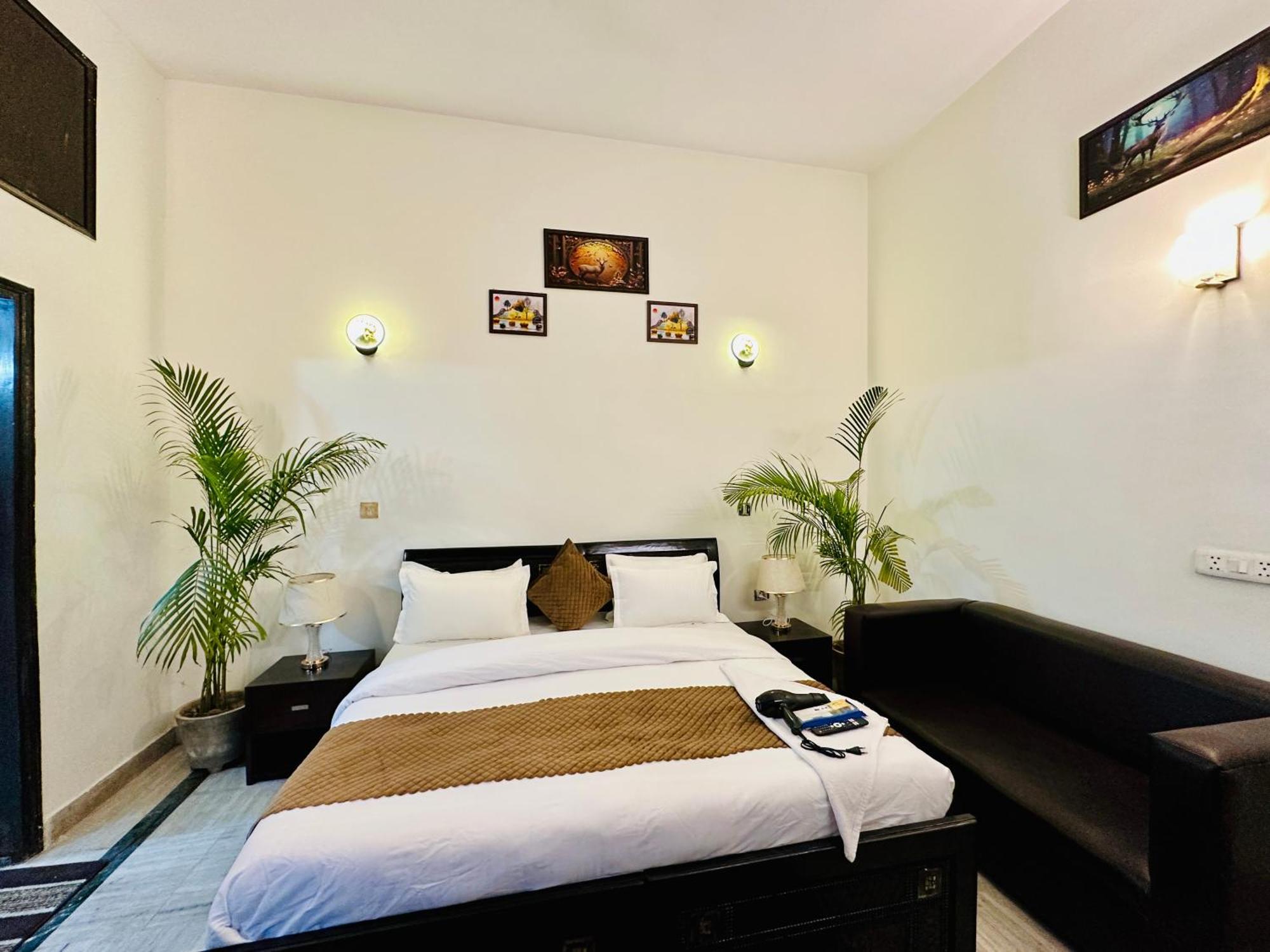 Hotel The White Scent-Near Noida Sector 18 Metro Extérieur photo