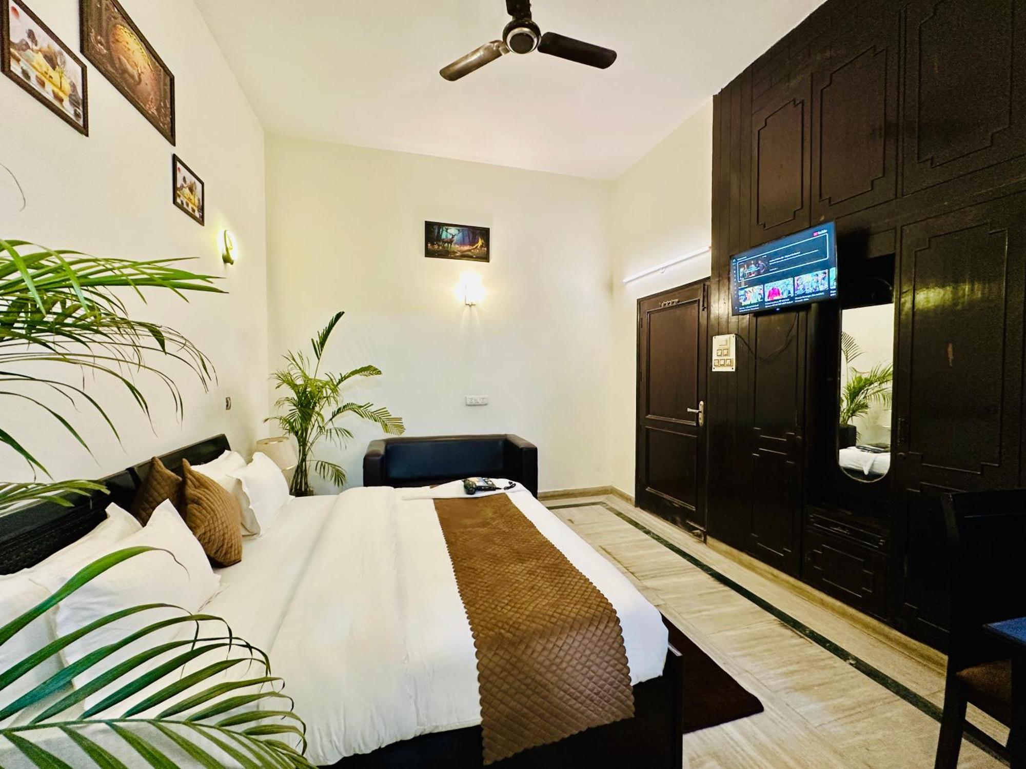 Hotel The White Scent-Near Noida Sector 18 Metro Extérieur photo