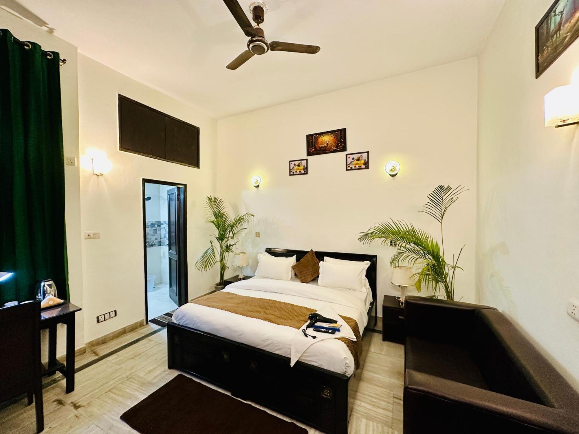 Hotel The White Scent-Near Noida Sector 18 Metro Extérieur photo