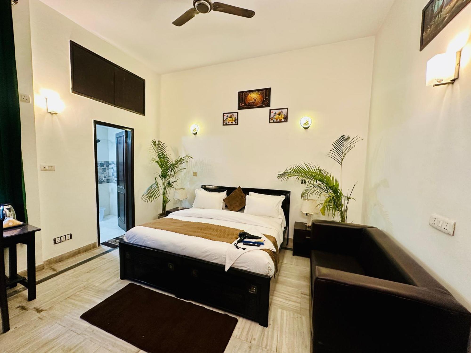 Hotel The White Scent-Near Noida Sector 18 Metro Extérieur photo