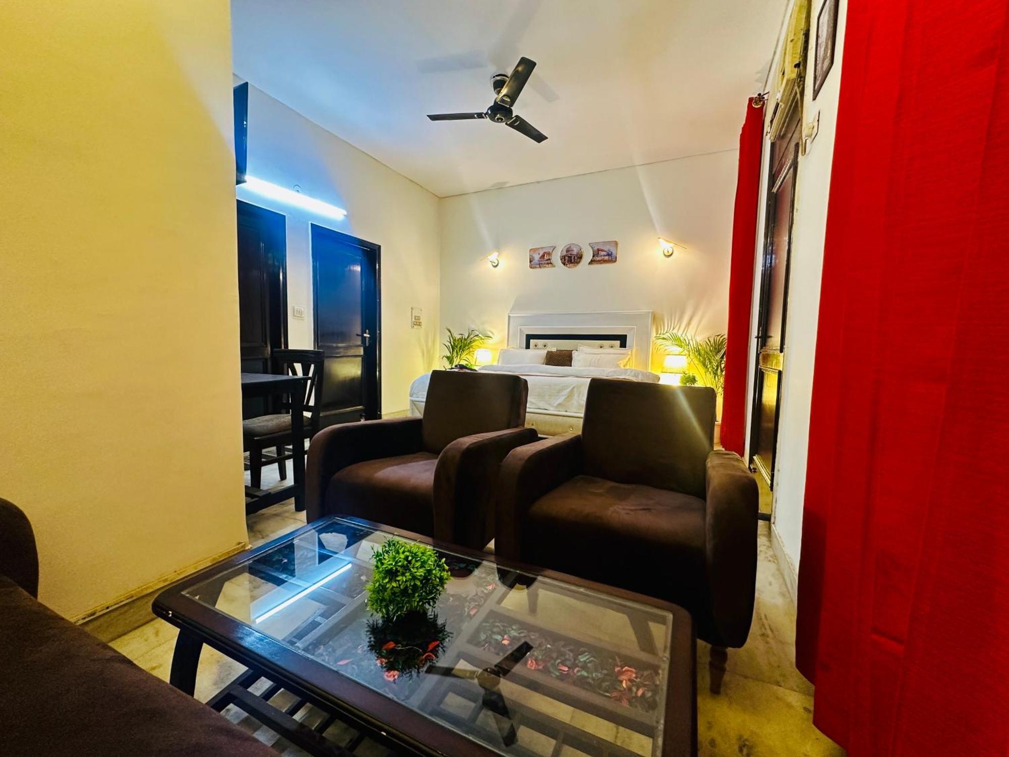 Hotel The White Scent-Near Noida Sector 18 Metro Extérieur photo