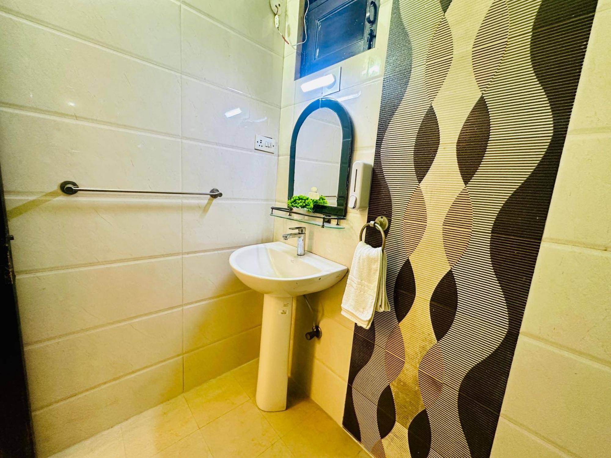 Hotel The White Scent-Near Noida Sector 18 Metro Extérieur photo