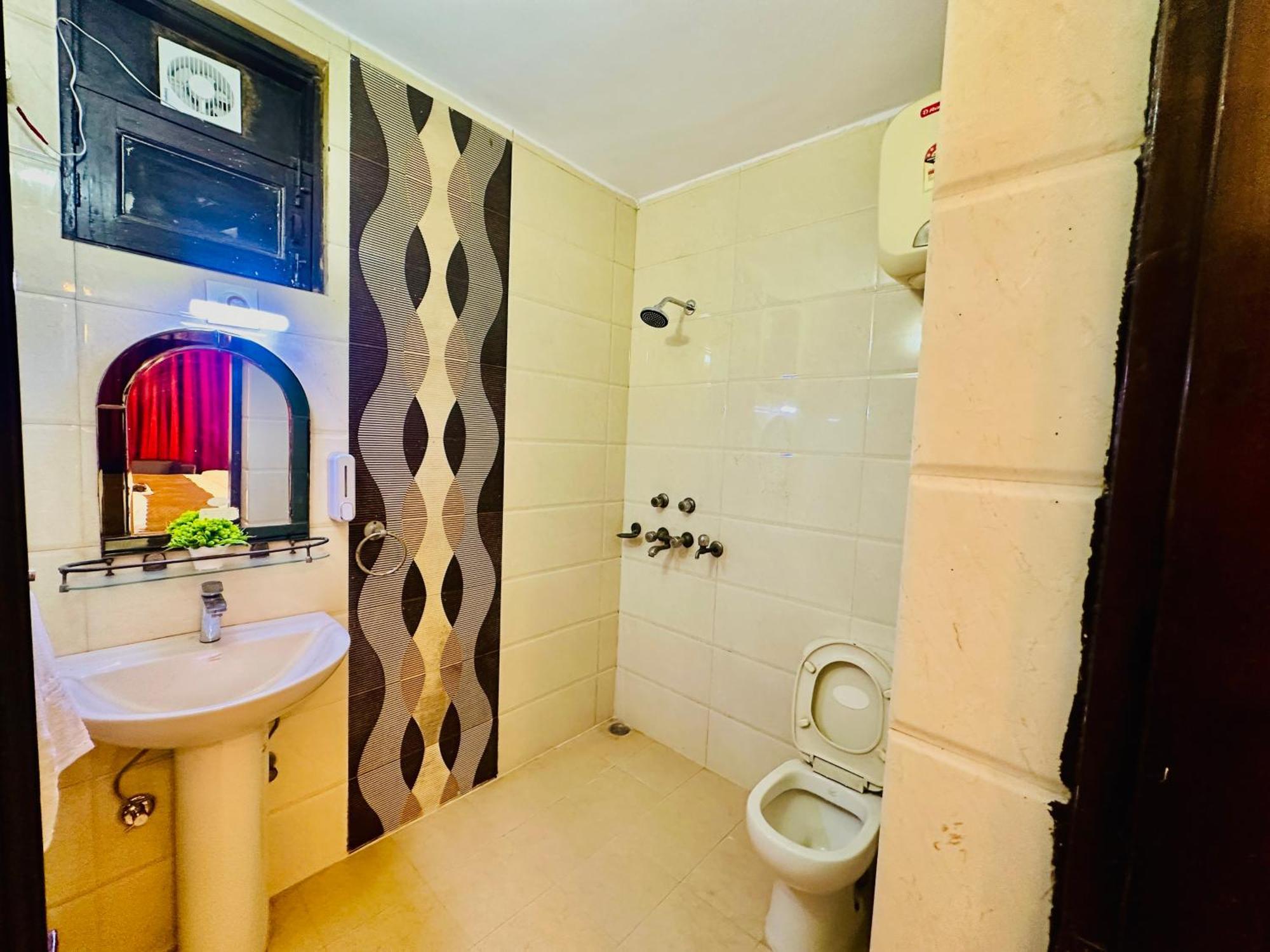 Hotel The White Scent-Near Noida Sector 18 Metro Extérieur photo