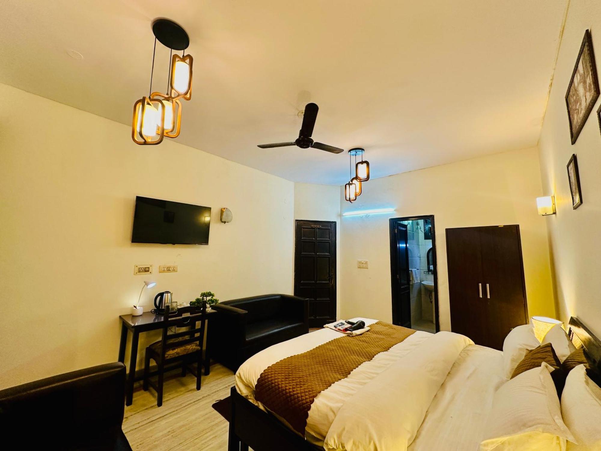 Hotel The White Scent-Near Noida Sector 18 Metro Extérieur photo