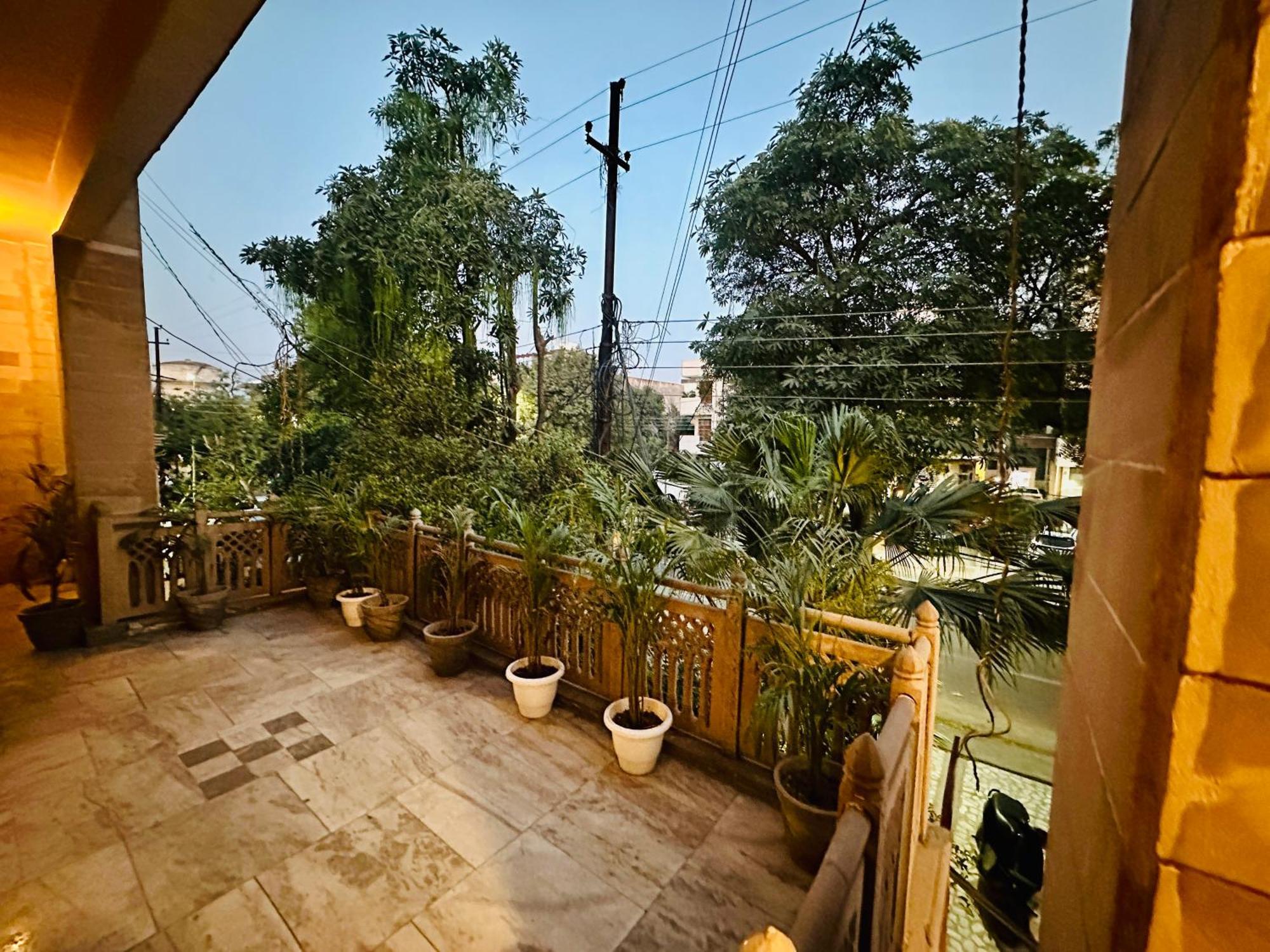 Hotel The White Scent-Near Noida Sector 18 Metro Extérieur photo