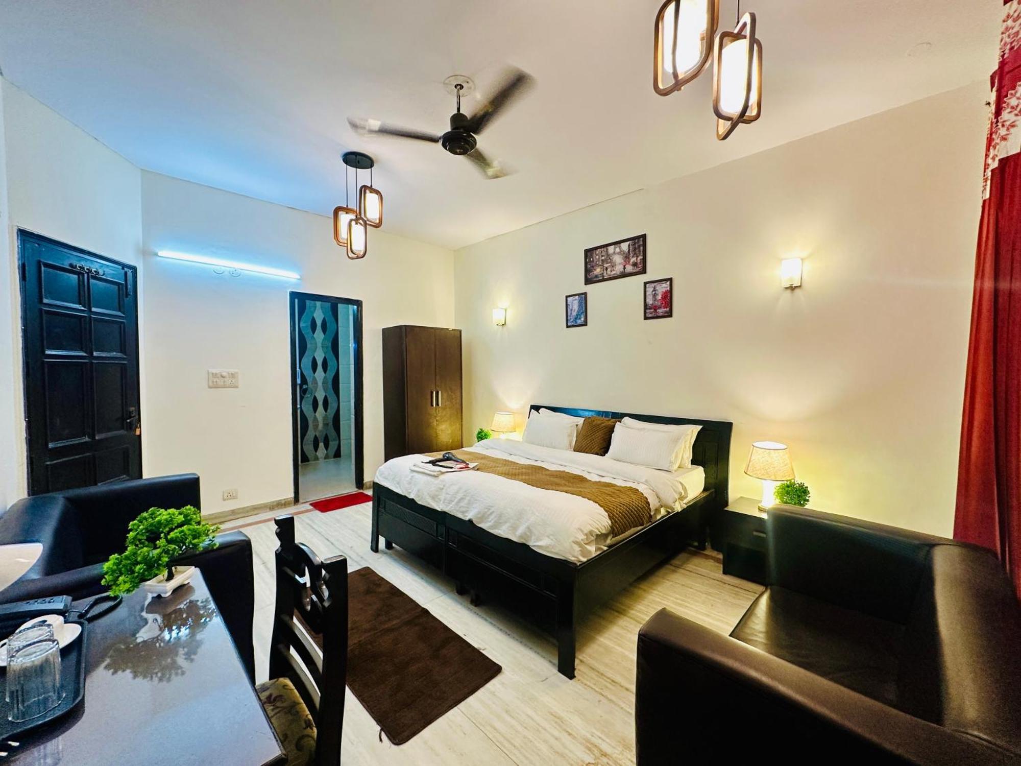 Hotel The White Scent-Near Noida Sector 18 Metro Extérieur photo