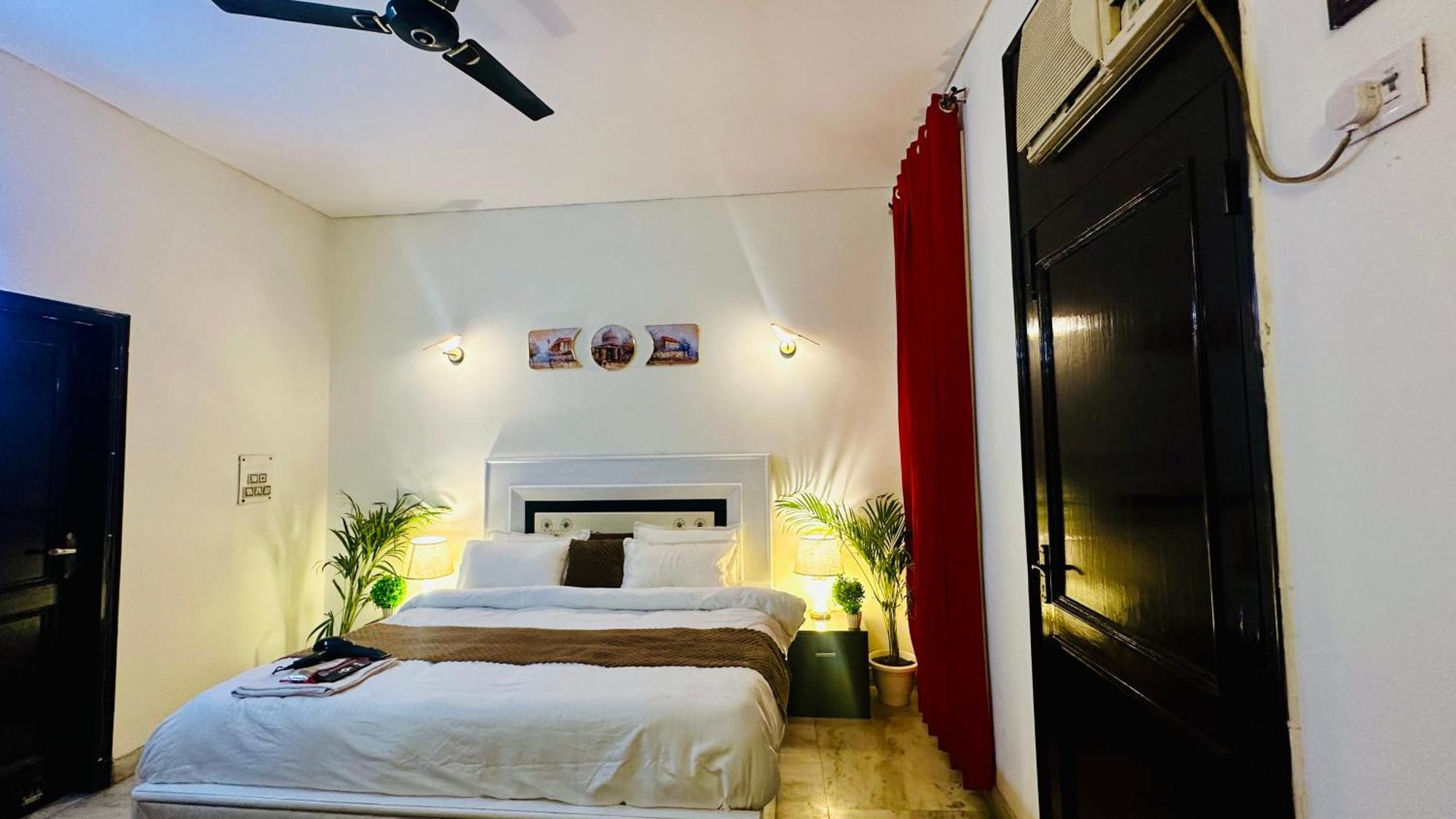 Hotel The White Scent-Near Noida Sector 18 Metro Extérieur photo