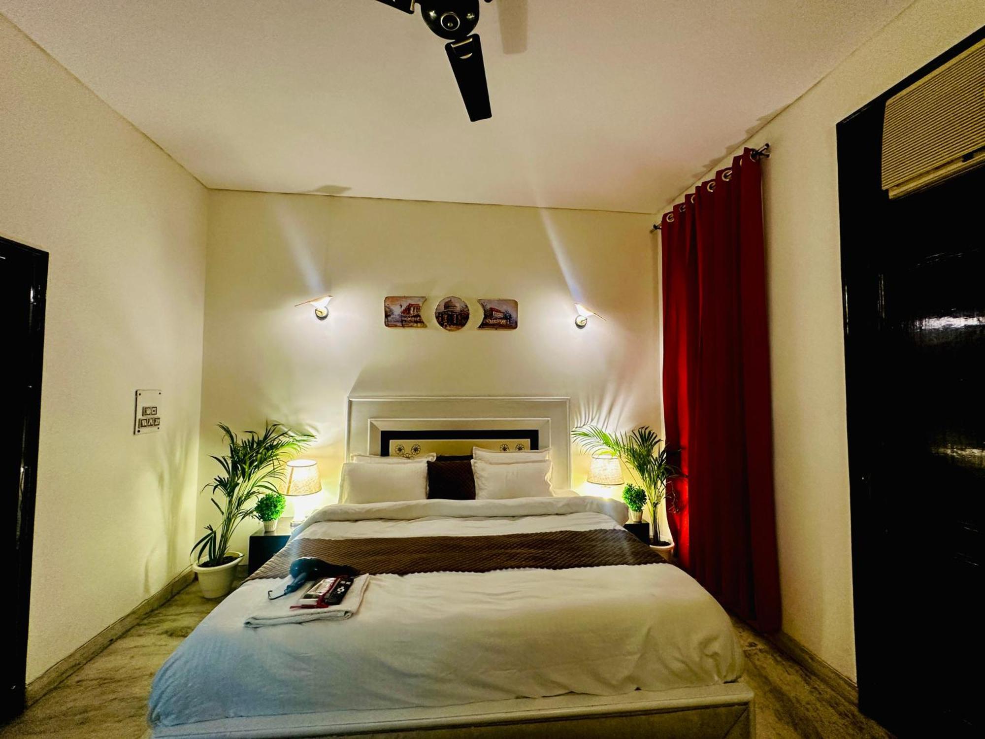 Hotel The White Scent-Near Noida Sector 18 Metro Extérieur photo
