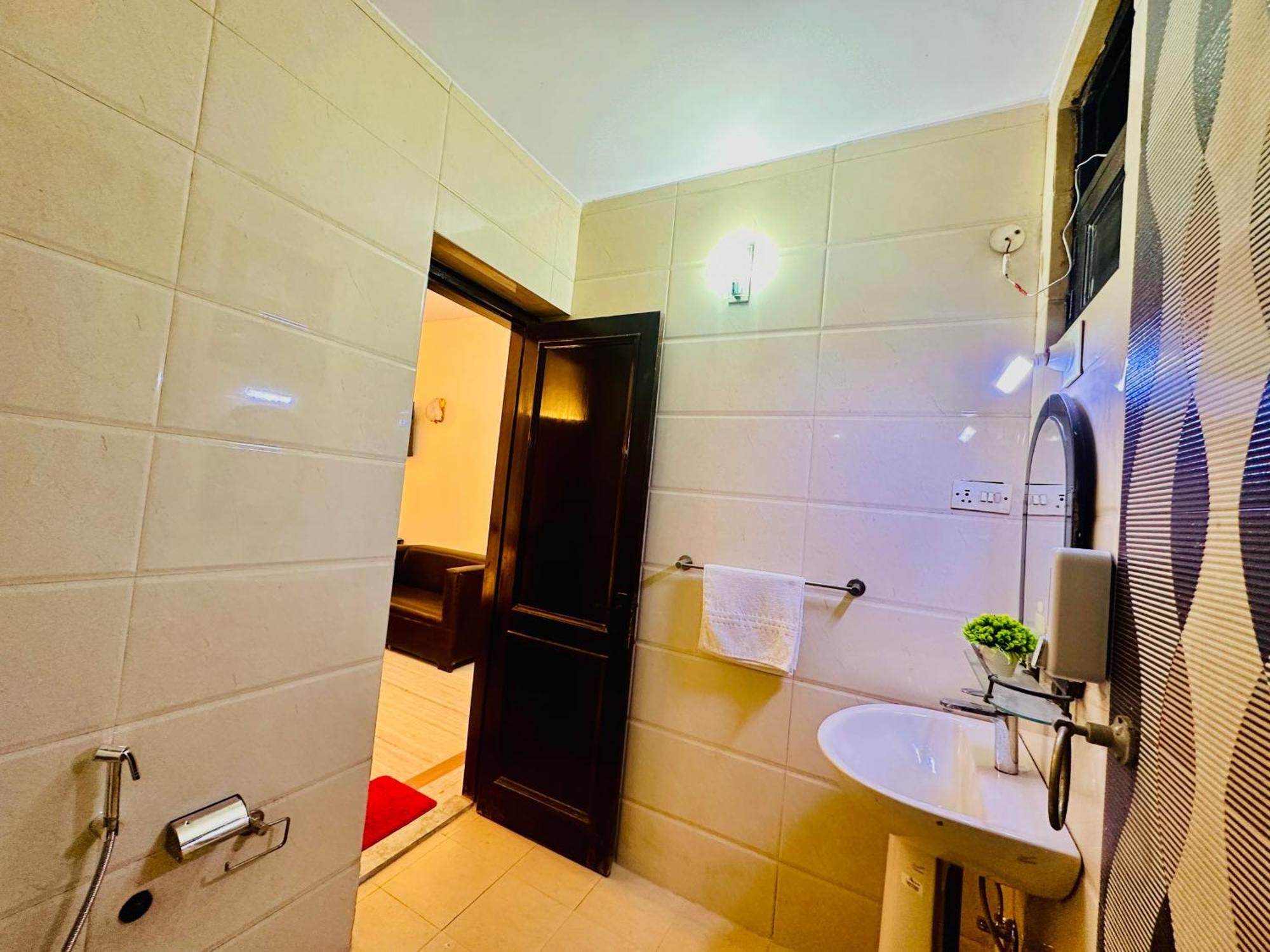 Hotel The White Scent-Near Noida Sector 18 Metro Extérieur photo