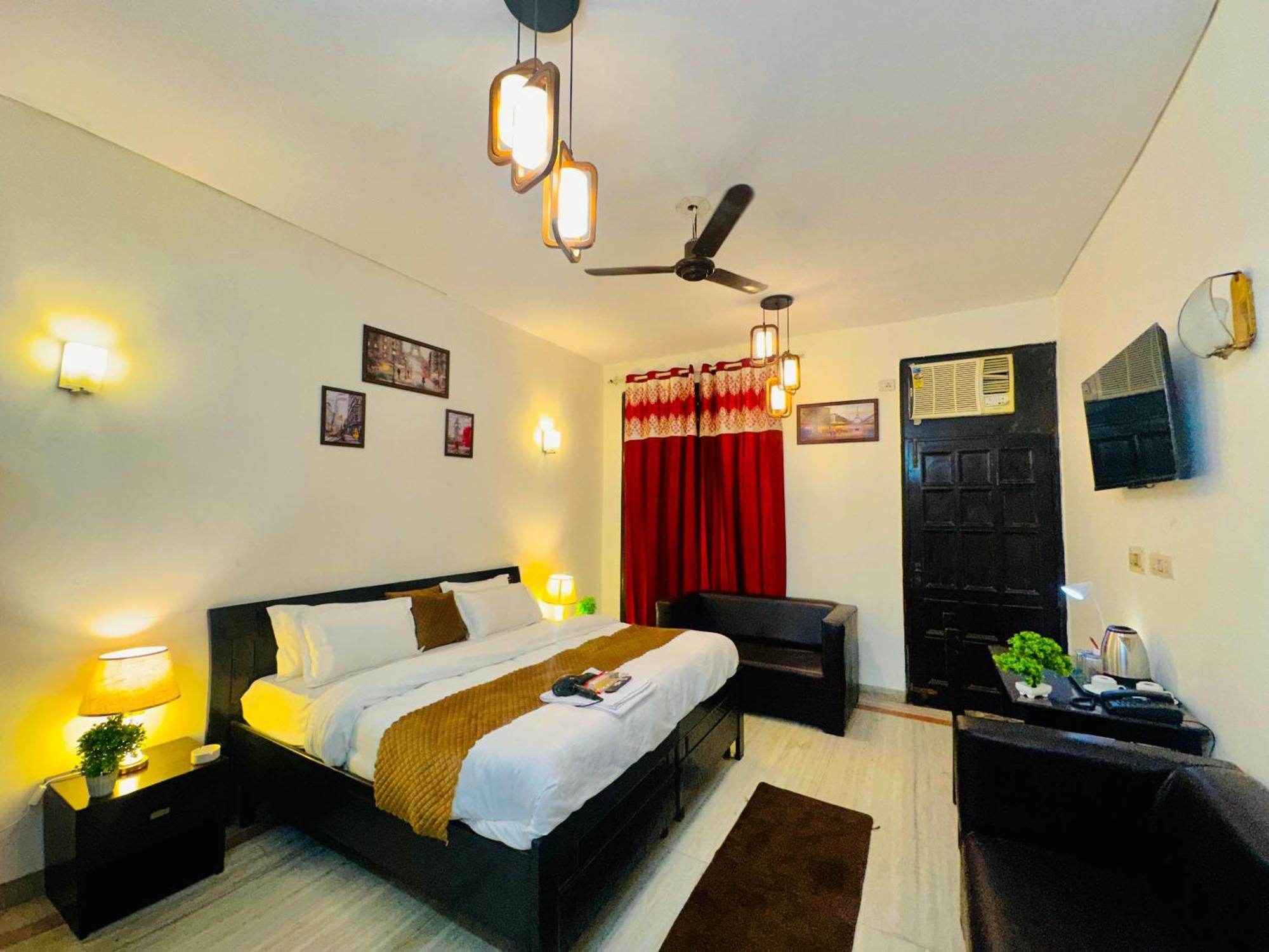Hotel The White Scent-Near Noida Sector 18 Metro Extérieur photo