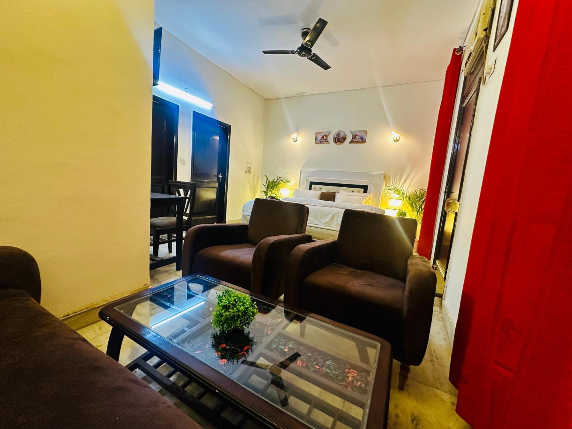 Hotel The White Scent-Near Noida Sector 18 Metro Extérieur photo