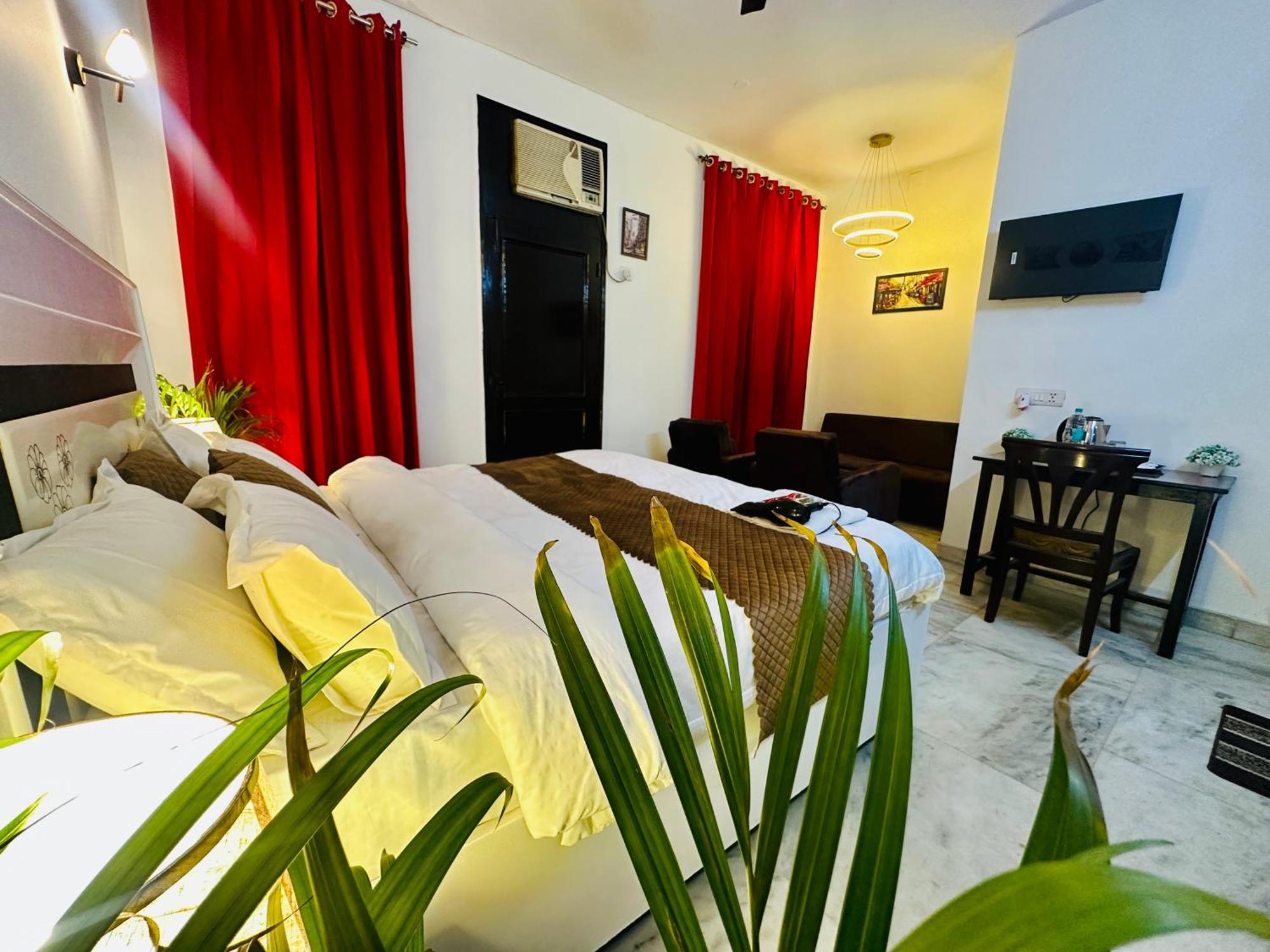 Hotel The White Scent-Near Noida Sector 18 Metro Extérieur photo
