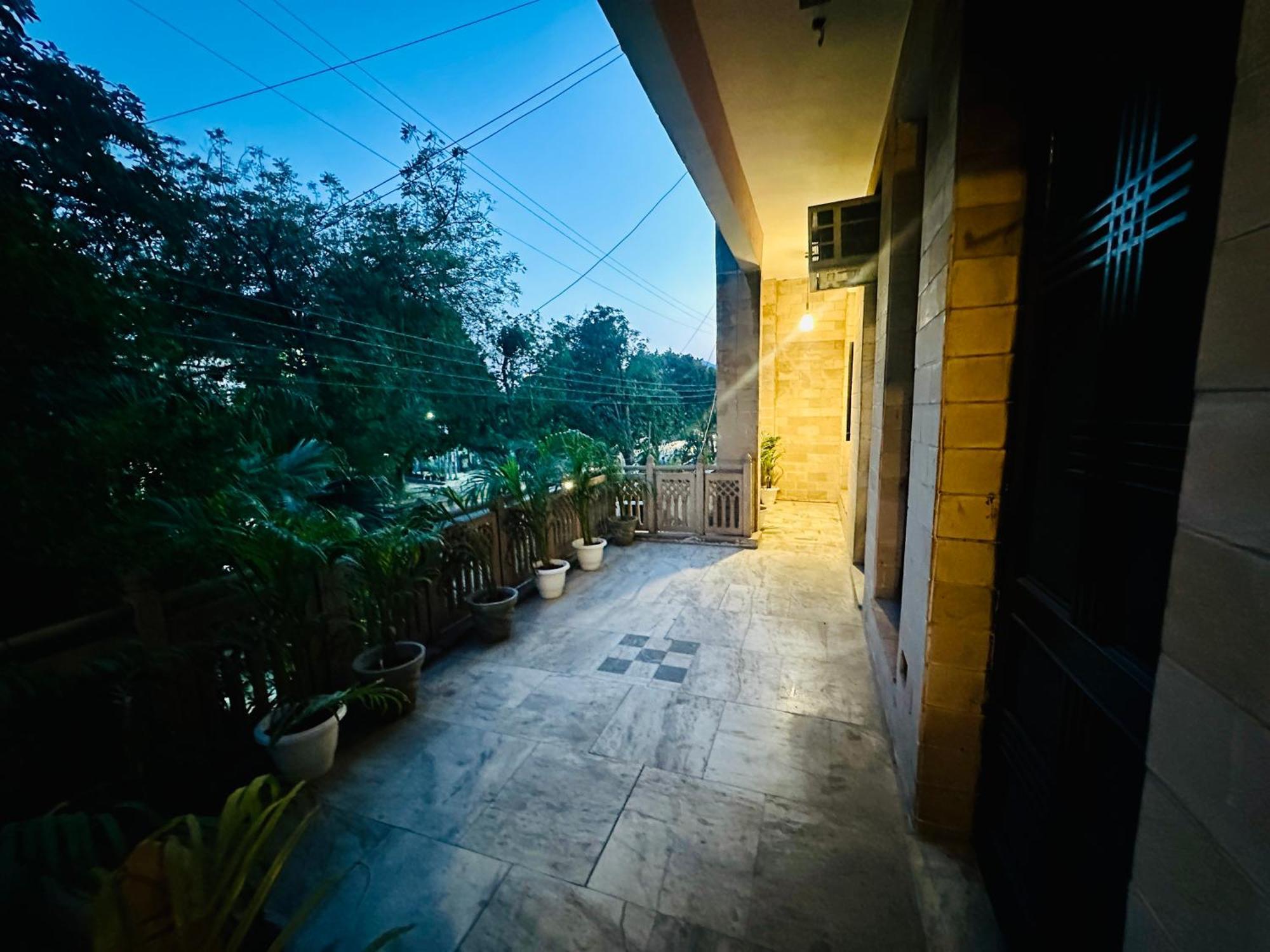 Hotel The White Scent-Near Noida Sector 18 Metro Extérieur photo