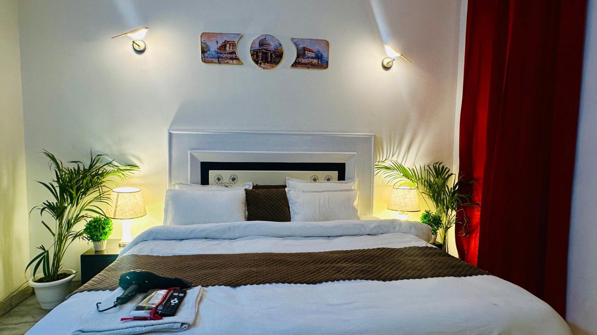 Hotel The White Scent-Near Noida Sector 18 Metro Extérieur photo