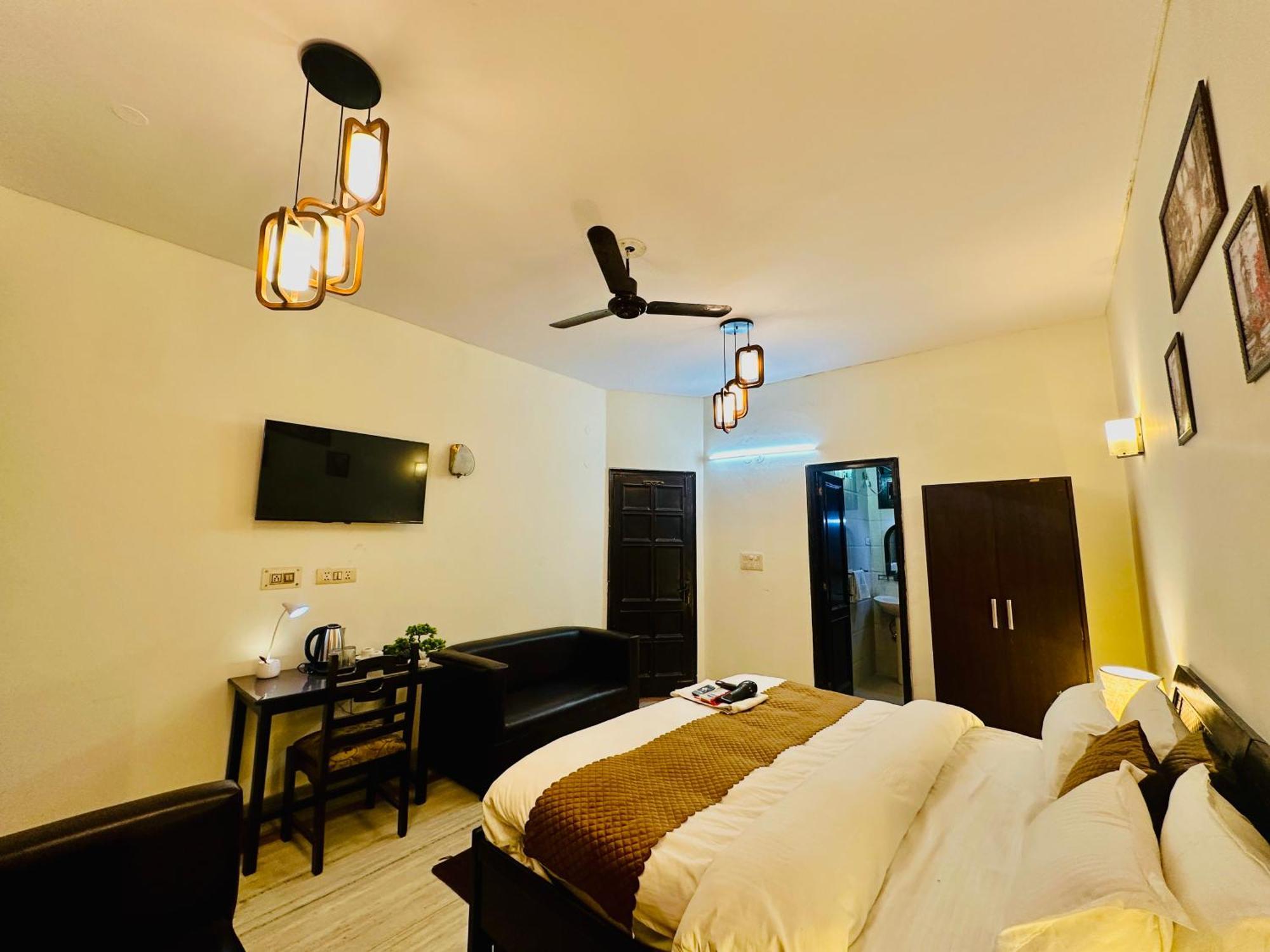 Hotel The White Scent-Near Noida Sector 18 Metro Extérieur photo