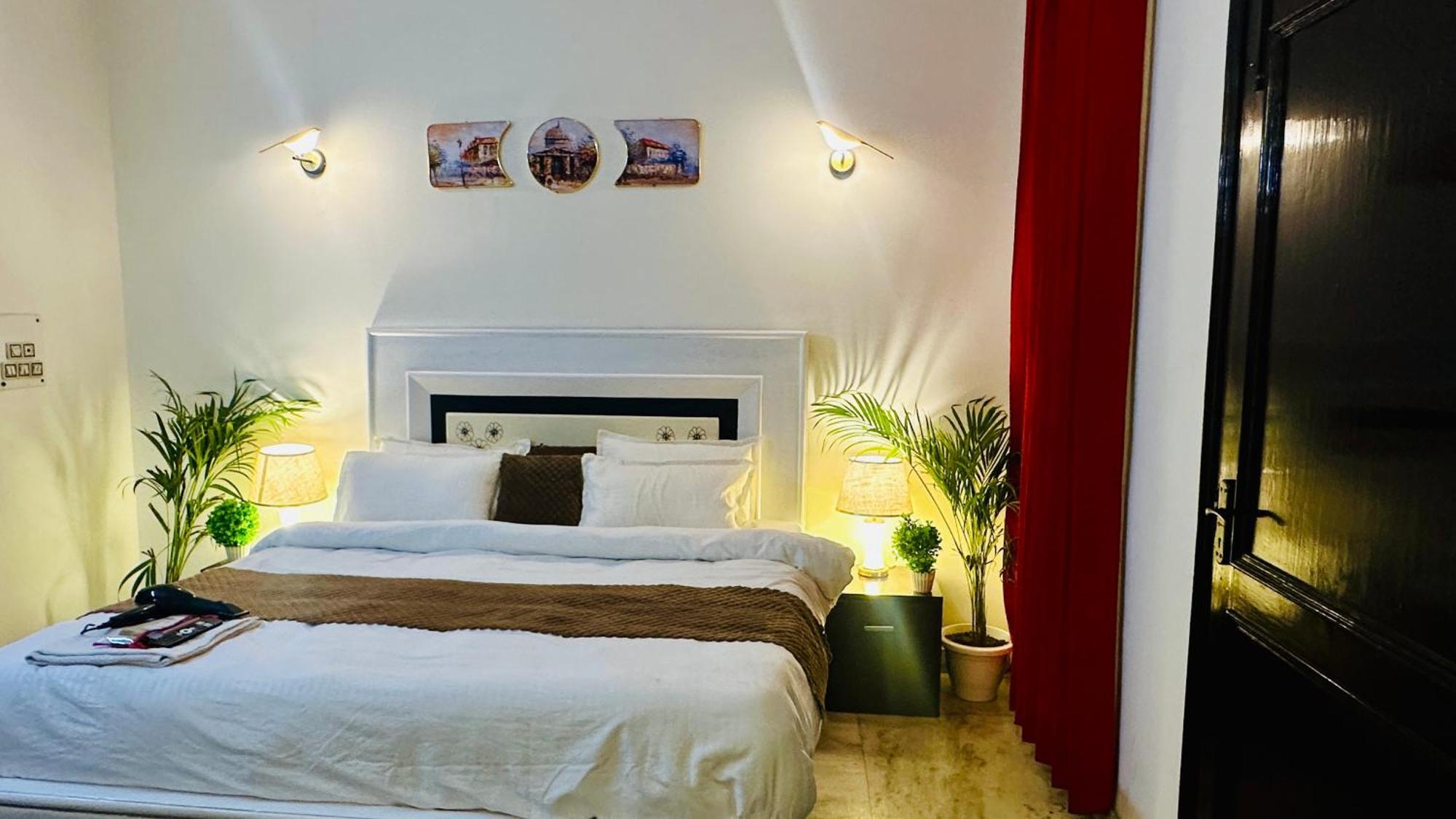 Hotel The White Scent-Near Noida Sector 18 Metro Extérieur photo