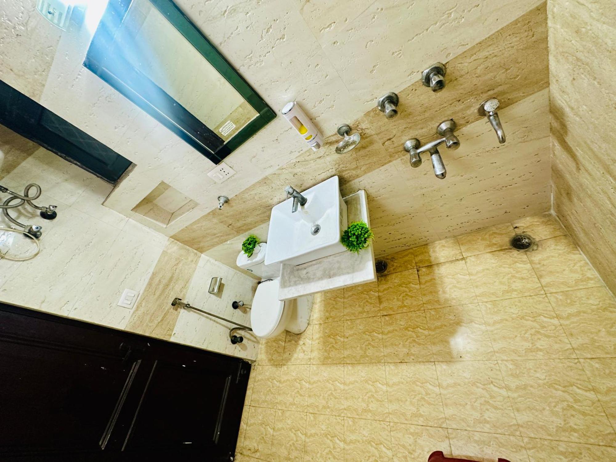 Hotel The White Scent-Near Noida Sector 18 Metro Extérieur photo